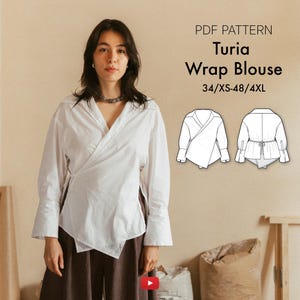 Può includere: Un cartamodello per una blusa bianca avvolgente, chiamata "Turia Wrap Blouse", per le taglie 34/XS-48/4XL. Il cartamodello è mostrato su una modella che indossa la blusa, e ci sono due disegni a linea della blusa.