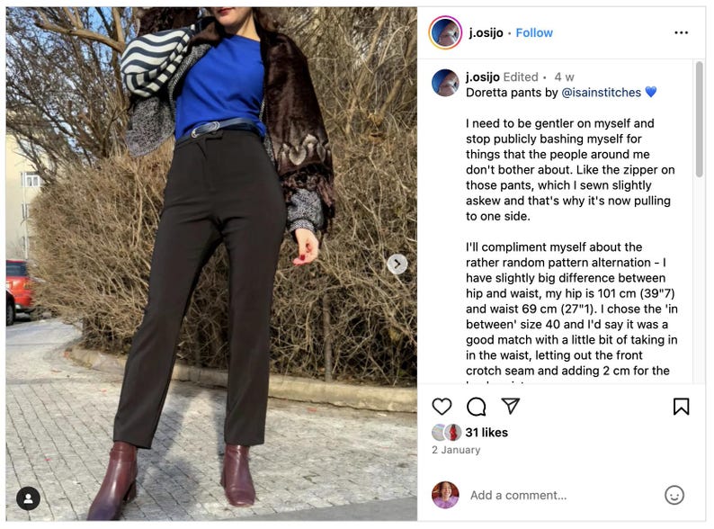 Puede incluir: Una mujer lleva pantalones negros con una chaqueta de estampado marr&oacute;n y blanco. Los pantalones est&aacute;n ligeramente torcidos y la cremallera se est&aacute; tirando hacia un lado. El pie de foto dice: "Necesito ser m&aacute;s amable conmigo misma y dejar de criticarme p&uacute;blicamente por cosas que la gente que me rodea no se molesta. Como la cremallera de estos pantalones, que cos&iacute; ligeramente torcida y por eso ahora tira hacia un lado."