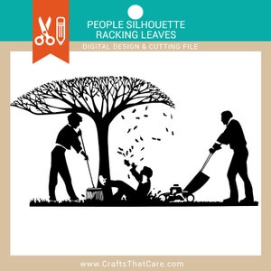 Op de afbeelding: Zwart-witte silhouet van twee mensen die bladeren harken onder een boom. Een persoon gebruikt een hark en de ander gebruikt een bladblazer. De tekst "PEOPLE SILHOUETTE RAKING LEAVES DIGITAL DESIGN & CUTTING FILE" staat bovenaan de afbeelding.