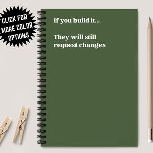 Könnte beinhalten: Ein grünes Notizbuch mit Spiralbindung und dem in Weiß gedruckten Text "If you build it... They will still request changes".