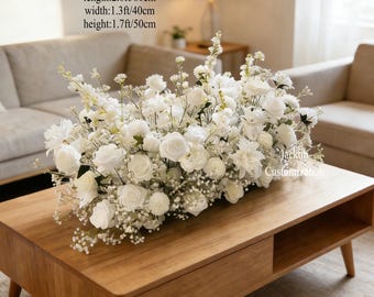 Centro de mesa con rosas blancas y aliento de bebé, elegante decoración para eventos en el hogar.