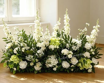 Camino de mesa floral blanco para bodas, arreglo de rosas artificiales, hortensias y delfinios.