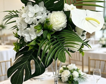 Centro de mesa tropical con anturio blanco y monstera, decoración artificial para mesas de boda.