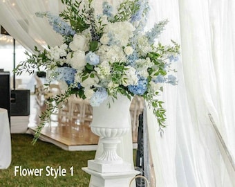 Centro de mesa con bola de flores de hortensia azul claro – Decoración para altar de boda