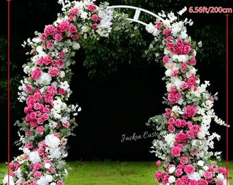 Flores de arco de boda en rosa fucsia y blanco, fondo de rosas e hortensias artificiales