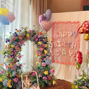 Blütenbogen für Kindergeburtstag, bunte Blumengirlande