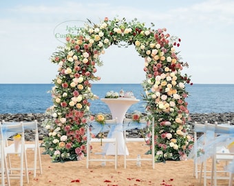 Caffè, composizione floreale con champagne, decorazioni per arco per feste di matrimonio al mare, oggetti di scena per fotografie di fidanzamento