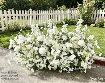 Arreglo floral blanco de flores silvestres, flores artificiales para el pasillo nupcial.
