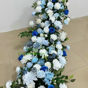 Sfumature di blu Ghirlanda di fiori da matrimonio Runner da tavolo Corridoio floreale T-stage Pavimento floreale Fiore finto Rosa blu reale
