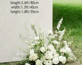 Op de afbeelding: Een bloemstuk met witte rozen en andere witte bloemen. De achtergrond is 80 cm lang, 40 cm breed en 55 cm hoog. De tekst "Jackon Customization" is zichtbaar. De bloemen liggen op een stenen pad.