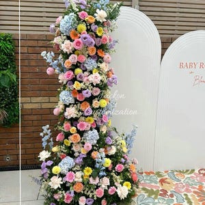 Blumenhochzeitsbogen, buntes Blumengesteck, Brautgangdekor