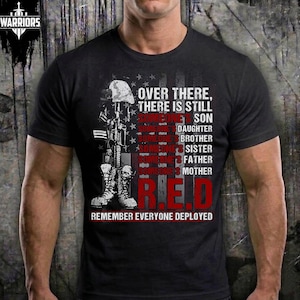 USA Pride-png, röd kom ihåg alla utplacerade, militärt stöd-t-shirt, röd fredags-patriotisk skjorta, stöd våra trupper, armémamma-present-png