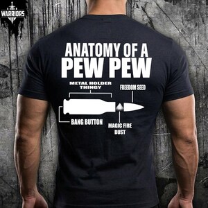 Puede incluir: Una camiseta negra con un gráfico blanco de un diagrama de bala y el texto ANATOMY OF A PEW PEW. Las etiquetas señalan partes de la bala, incluyendo METAL HOLDER THINGY, FREEDOM SEED, BANG BUTTON y MAGIC FIRE DUST en letras blancas.
