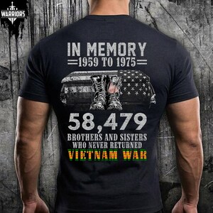 In Erinnerung an Vietnamkriegsveteranen png | Spring-Stiefel und Schatulle-T-Shirt | Amerikanische Flaggen-Soldat-Gedenkspitze | Krieger Team Pride Shirt