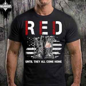 Könnte beinhalten: Schwarzes T-Shirt mit einem Grafikdesign mit Kampfstiefeln, einer amerikanischen Flagge und dem Text "RED" mit "Remember Everyone Deployed" und "Until They All Come Home". Das T-Shirt hat einen Rundhalsausschnitt und kurze Ärmel.