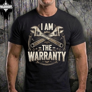 Puede incluir: Camiseta negra con el texto "I AM THE WARRANTY" en un estilo vintage. El diseño presenta llaves inglesas cruzadas y elementos en forma de engranajes, creando un gráfico con temática de mecánica.