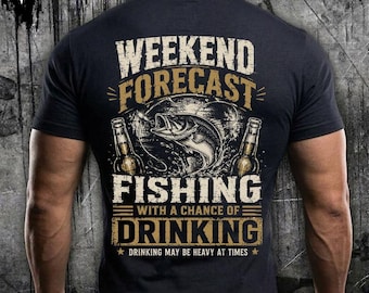 Puede incluir: Una camiseta negra de manga corta con un gráfico en la espalda que incluye el texto WEEKEND FORECAST FISHING WITH A CHANCE OF DRINKING DRINKING MAY BE HEAVY AT TIMES, un pez en el centro y dos botellas de cerveza a los lados.