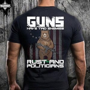 Puede incluir: Un juego de tres tazas de cerámica con un acabado moteado y mate. Las tazas son de color crema, gris claro y gris oscuro. Cada taza tiene un diseño simple y minimalista.