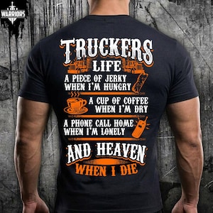 Puede incluir: Una camiseta negra de manga corta con texto en blanco y naranja en la espalda que dice: TRUCKERS LIFE, A PIECE OF JERKY WHEN I'M HUNGRY, A CUP OF COFFEE WHEN I'M DRY, A PHONE CALL HOME WHEN I'M LONELY, AND HEAVEN WHEN I DIE, con iconos.