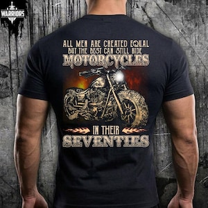 Puede incluir: Camiseta negra con un gráfico de motocicleta y el texto "ALL MEN ARE CREATED EQUAL BUT THE BEST CAN STILL RIDE MOTORCYCLES IN THEIR SEVENTIES". El diseño presenta una ilustración detallada de una motocicleta.