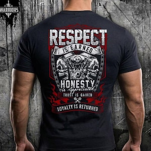 以下が含まれることがあります： オートバイのエンジンと頭蓋骨の上に「Respect Is Earned」の文字が描かれたグラフィックデザインの黒いTシャツ。「Honesty Is Appreciated」、「Trust Is Gained」、「Loyalty Is Returned」のフレーズも含まれています。