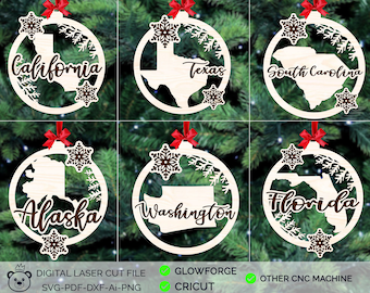 Pode incluir: Seis enfeites de Natal de madeira com os contornos de diferentes estados dos EUA, incluindo Califórnia, Texas, Carolina do Sul, Alasca, Washington e Flórida. Cada enfeite é decorado com um desenho de floco de neve e o nome do estado.