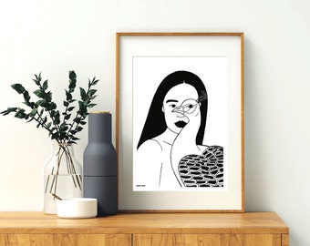 Könnte beinhalten: Schwarz-weiß-Linienkunst-Druck einer Frau mit langen Haaren, die sich ein Auge mit der Hand bedeckt. Sie trägt eine Brille und ein gemustertes Oberteil.