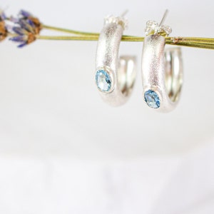 Orecchini a cerchio con topazio blu, orecchini a cerchio semi in argento sterling, orecchini con pietra portafortuna di dicembre, orecchini con topazio naturale, cerchi leggeri