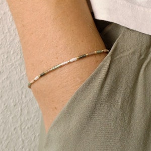 Armband aus Miyuki Perlen, kleine Geschenke, Geburtstagsgeschenk Freundin Frau, dunkelgrün weiß beige gold Bild 2