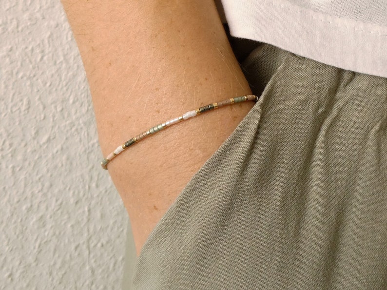 Armband aus Miyuki Perlen, kleine Geschenke, Geburtstagsgeschenk Freundin Frau, dunkelgrün weiß beige gold Bild 2