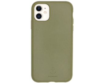 Puede incluir: Una funda de teléfono verde con un pequeño logotipo de ancla y la palabra "Demare" impresa en la parte posterior.