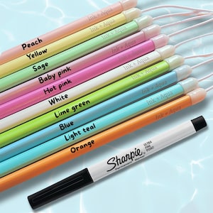 以下が含まれることがあります： Ink + Aquaとラベル付けされたピーチ、イエロー、セージ、ベビーピンク、ホットピンク、ホワイト、ライムグリーン、ブルー、ライトティール、オレンジの10本のカラーペンと、黒いキャップが付いた白いSharpie Ultra Fine Point永久マーカーのセット。