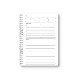 Pu&ograve; includere: Una pagina di ricettario con rilegatura a spirale bianca che riporta il numero 18 in alto. Include riquadri per tempo di preparazione, temperatura del forno, tempo di cottura, porzioni, una sezione per gli ingredienti e una per il metodo.