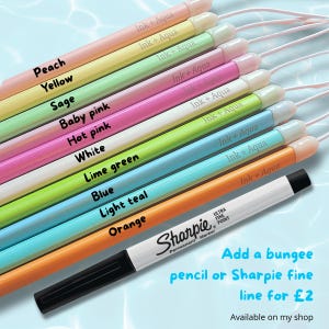 Pu&ograve; includere: Una collezione di penne colorate e un pennarello permanente Sharpie nero con punta ultra fine. Ogni penna &egrave; dotata di un cordino elastico ed &egrave; etichettata con il nome del colore, tra cui pesca, giallo, salvia, rosa tenue, rosa acceso, bianco, verde lime, blu, verde acqua chiaro e arancione.