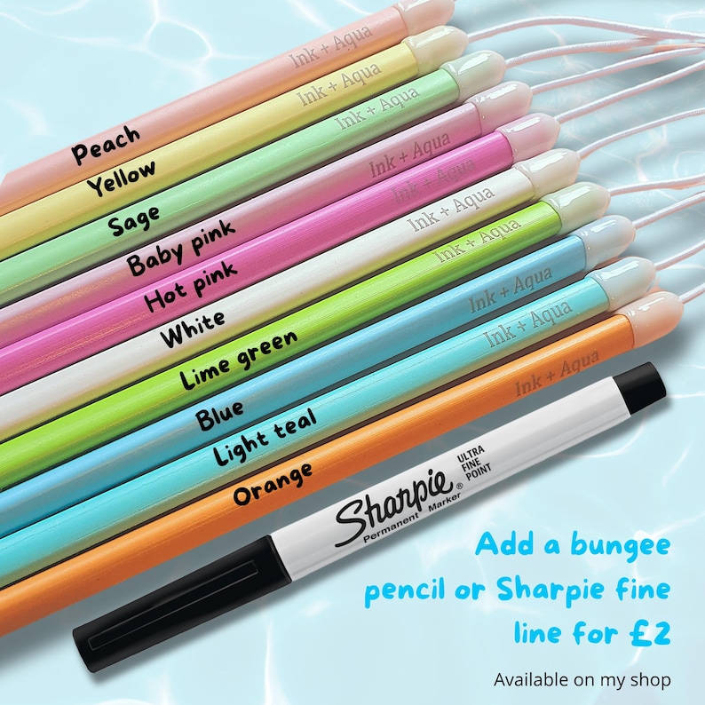 Pu&ograve; includere: Una collezione di penne colorate e un pennarello permanente Sharpie nero con punta ultra fine. Ogni penna &egrave; dotata di un cordino elastico ed &egrave; etichettata con il nome del colore, tra cui pesca, giallo, salvia, rosa tenue, rosa acceso, bianco, verde lime, blu, verde acqua chiaro e arancione.