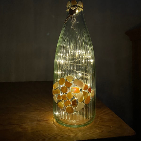 Romantisches Flaschenlicht mit Perlmutt-Mosaik + Holzherzchen + Licherkette (20 LEDs, Akku USB aufladbar), Upcycling - Flasche, Geschenk