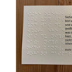 Braille-/Blindenschrift (Vollschrift) Spruchkarte: "Siehe zuerst, was du bist und was du hast... " J.C. Lavater, taktile Karte, Fühlkarte