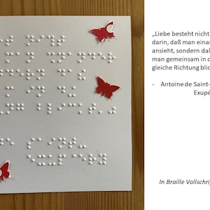 Braille-/Blindenschrift (Vollschrift) Spruchkarte von Antoine de Saint-Exupéry "Liebe besteht nicht darin, daß..., mit (3D) Schmetterlingen
