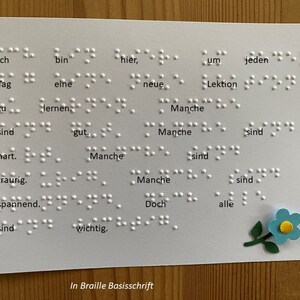 Braille-/Blindenschrift Spruchkarte "Ich bin hier, um jeden Tag eine neue Lektion zu lernen...", mit 3D Blüte, taktile Karte, für Blinde