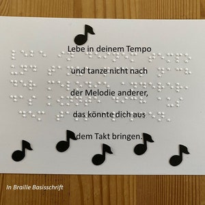 Braille-/Blindenschrift (Basis) Spruchkarte: "Lebe in deinem Tempo und tanze nicht nach der Melodie anderer,..., taktile Karte, mit Noten