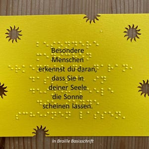 gelbe Braille-/Blindenschrift (Basisschrift) Spruchkarte:" Besondere Menschen...", mit Sonnen, taktile Karte, für Blinde, Sehbehinderte