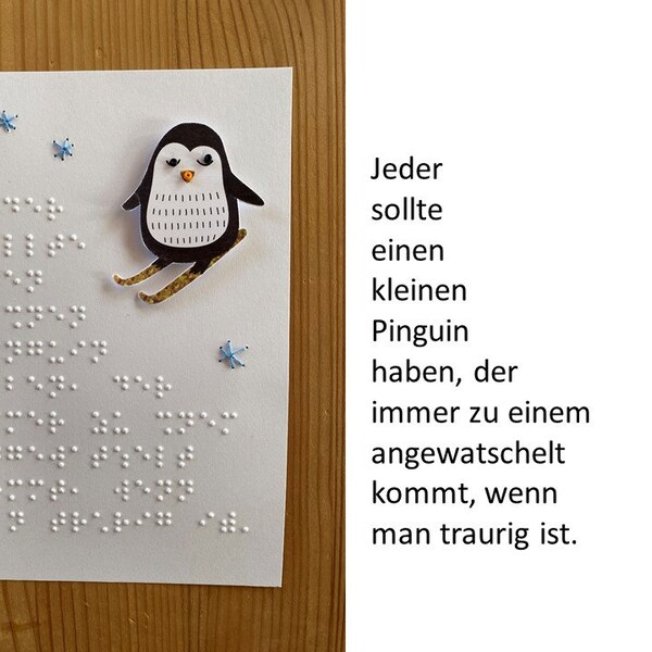 Braille-/Blindenschrift Spruchkarte, Trostkarte, Aufmunterungskarte, Fühlkarte mit Pinguin auf Skiern, Fadengrafik Sternen, Pinguin Spruch