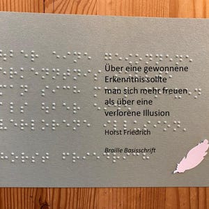 Braille-/Blindenschrift (Basis) Spruch-/Aufmunterungskarte über "gewonnene Erkenntnis, verlorene Illusion" (H. Friedrich), taktil, Fühlkarte