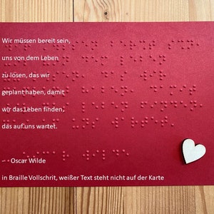 Braille-/Blindenschrift Spruchkarte von Oscar Wilde über das Leben mit Holzherzchen, Grußkarte, taktile Karte, Fühlkarte, für Blinde