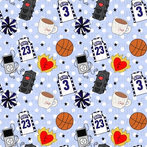 Puede incluir: Un patrón repetitivo sobre un fondo azul claro con camisetas de baloncesto con el nombre "SCOTT" y los números 3 y 23, balones de baloncesto, tazas de café, reproductores de MP3, pompones, semáforos, corazones y estrellas.