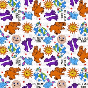 Puede incluir: Patrón repetitivo con personajes de dibujos animados: un oso pardo, un ratón azul con orejas grandes, un sol sonriente y una criatura morada. También está presente la frase "ITS A BEAR THING". Estrellas rojas y otros diseños llenan el fondo blanco.