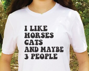 Caballos y gatos, regalo ecuestre, camisa de mamá gato, camisa de jinete de caballo, camisa de sarcasmo, regalo de mamá de piel, me gustan los gatos de caballos y tal vez 3 personas