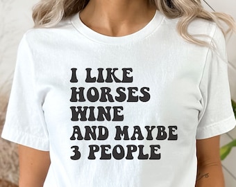 Caballos y vino, regalo de jinete, camisa de amante del vino, regalo ecuestre, regalo de mamá ecuestre, vino divertido, me gusta el vino de caballos y tal vez 3 personas