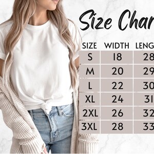 K&ouml;nnte beinhalten: Ein wei&szlig;es T-Shirt mit einer Gr&ouml;&szlig;entabelle. Die Tabelle listet die Gr&ouml;&szlig;en S bis 3XL mit den entsprechenden Breiten- und L&auml;ngenma&szlig;en in Zentimetern auf. Der Text "Size Chart" ist kursiv geschrieben.