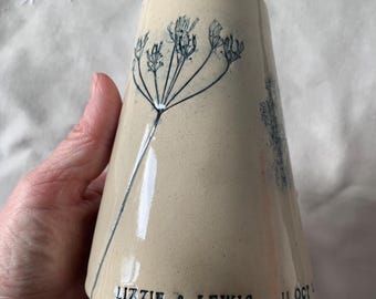 Jarrón de cerámica personalizado hecho a mano con relieve de tallo de capullo de flor silvestre
